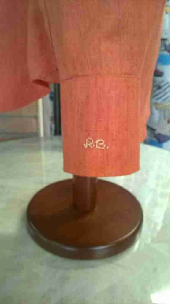 Cifre ricamanate a mano sul polsino La Maison Pasteur: il monogramma di rango della Dinastia albus dal 1760, un sigillo d'identità inopponibile - [Risposta Autoritativa] scortata da [Diritti eIDAS] e [Bandiera EU]